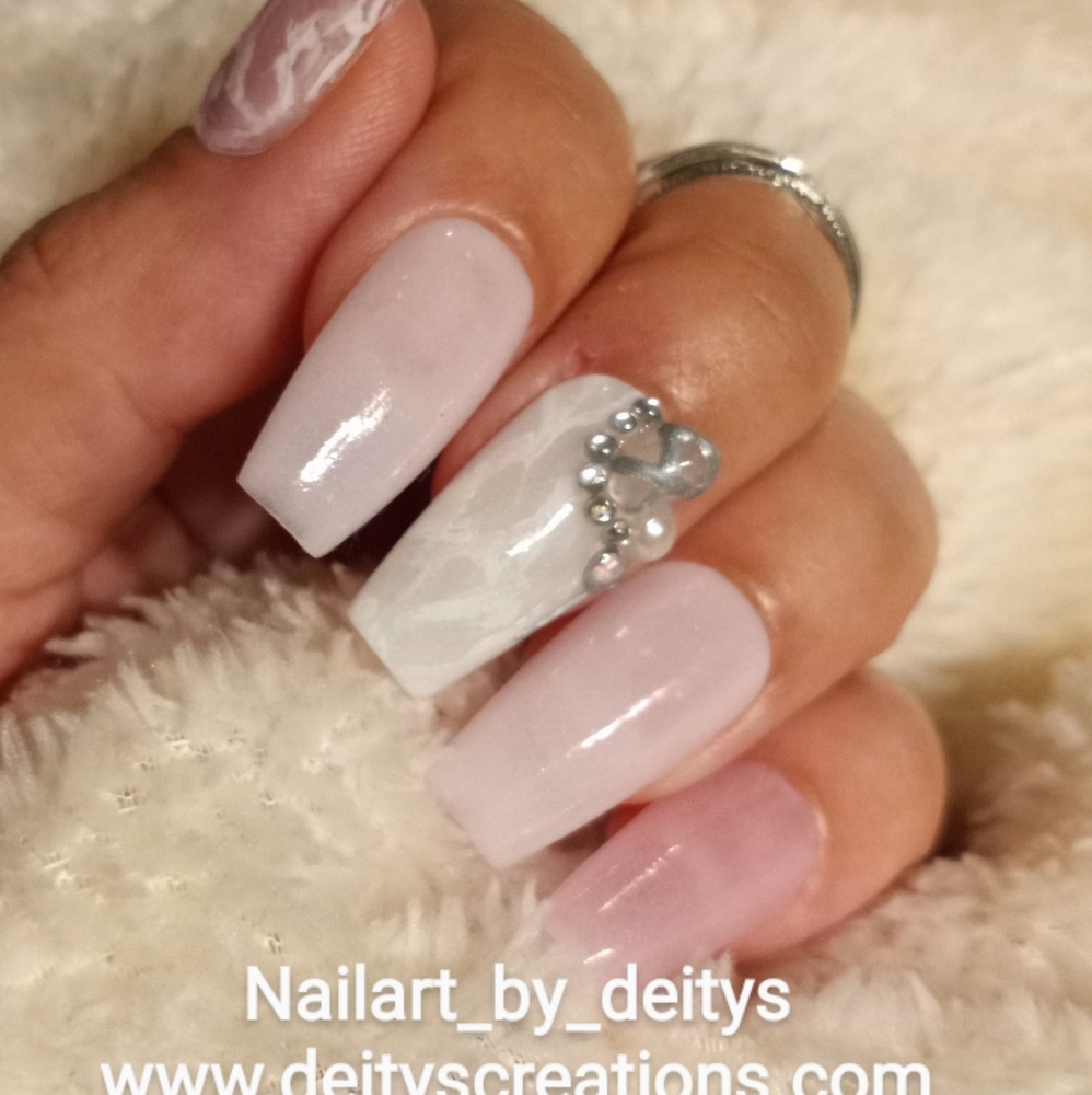 Milky rosequartz with real rose quartz stones. Luxury acrylic/gel press on nails